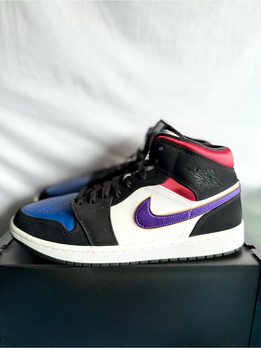 AUTHENTIC Jordan 1 Mid Lakers Top 3 size 10.5 852542-005 2019 PRE-OWNED